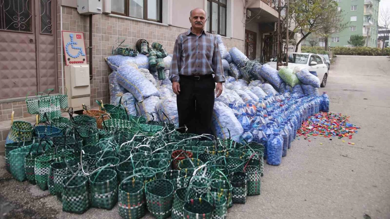 Topladığı 1 ton kapakla engelliler için tekerlekli sandalye aldı