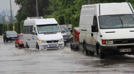 Trabzon'da sağanak yağış olumsuz etkiledi