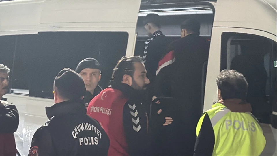 Trabzonspor otob�s�n� ta�lad�klar� iddias�yla 6 ki�i g�zalt�na al�nd�