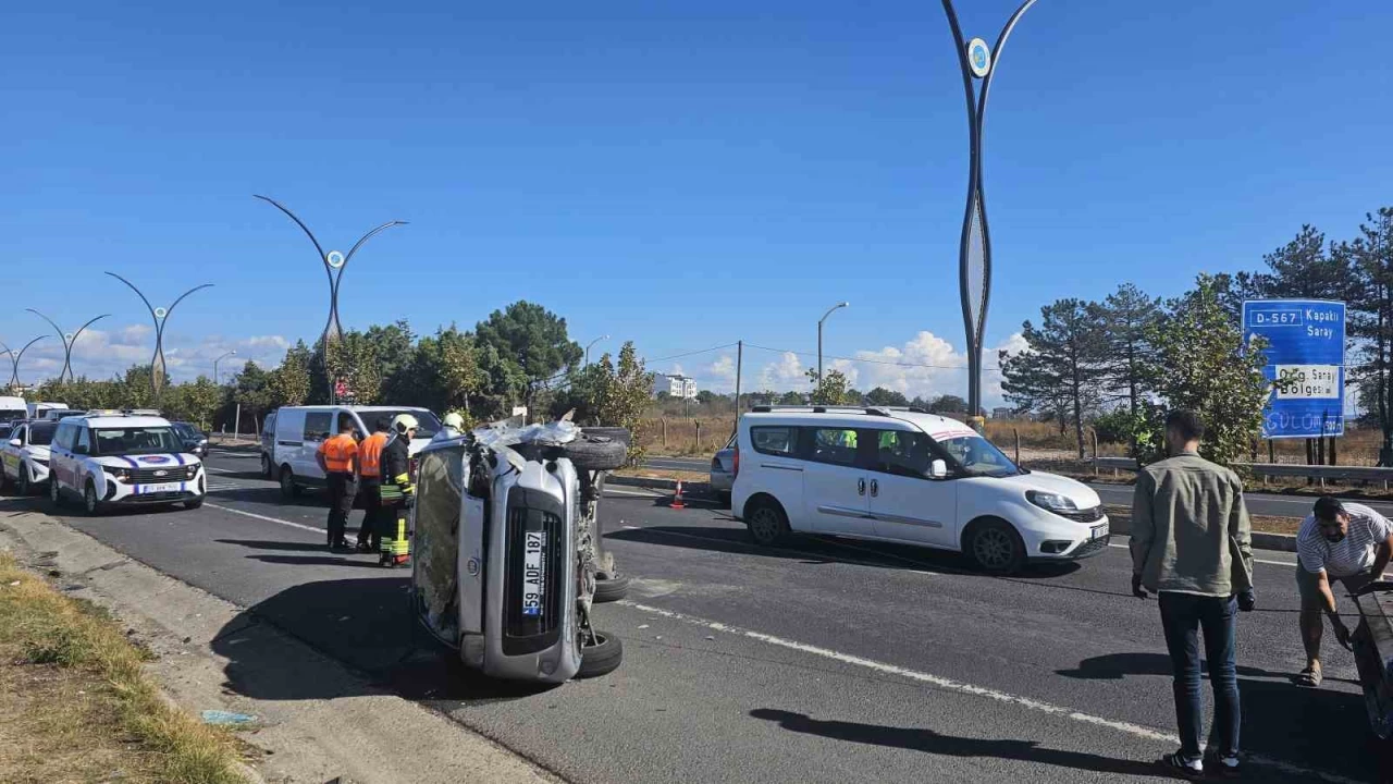 Trafikte bekleyen araca �arpan otomobil yan yatt�