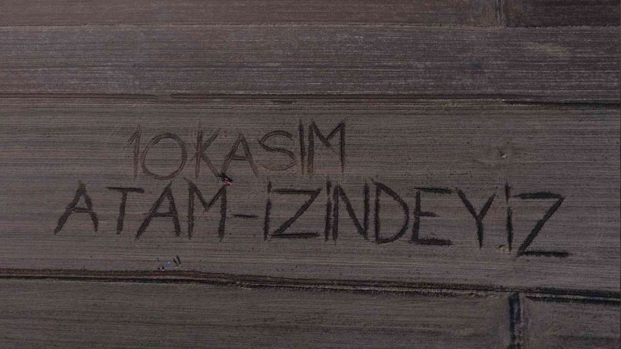 Trakya'da tarlaya yazılan '10 Kasım Atam İzindeyiz' yazısı havadan görüntülendi