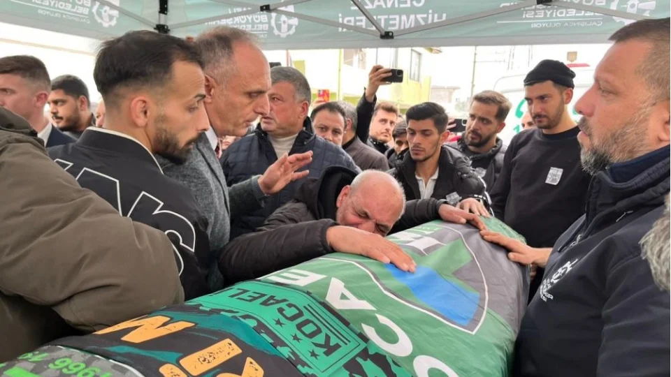 Trib�nden d��erek �len taraftar�n babas�ndan y�rek yakan feryat