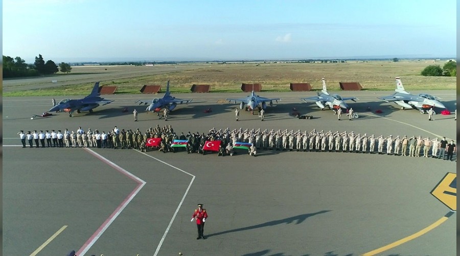 Trk F-16'lar Azerbaycan'da