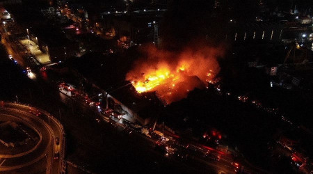 Tuzla'da alevlere teslim olan fabrika havadan görüntülendi