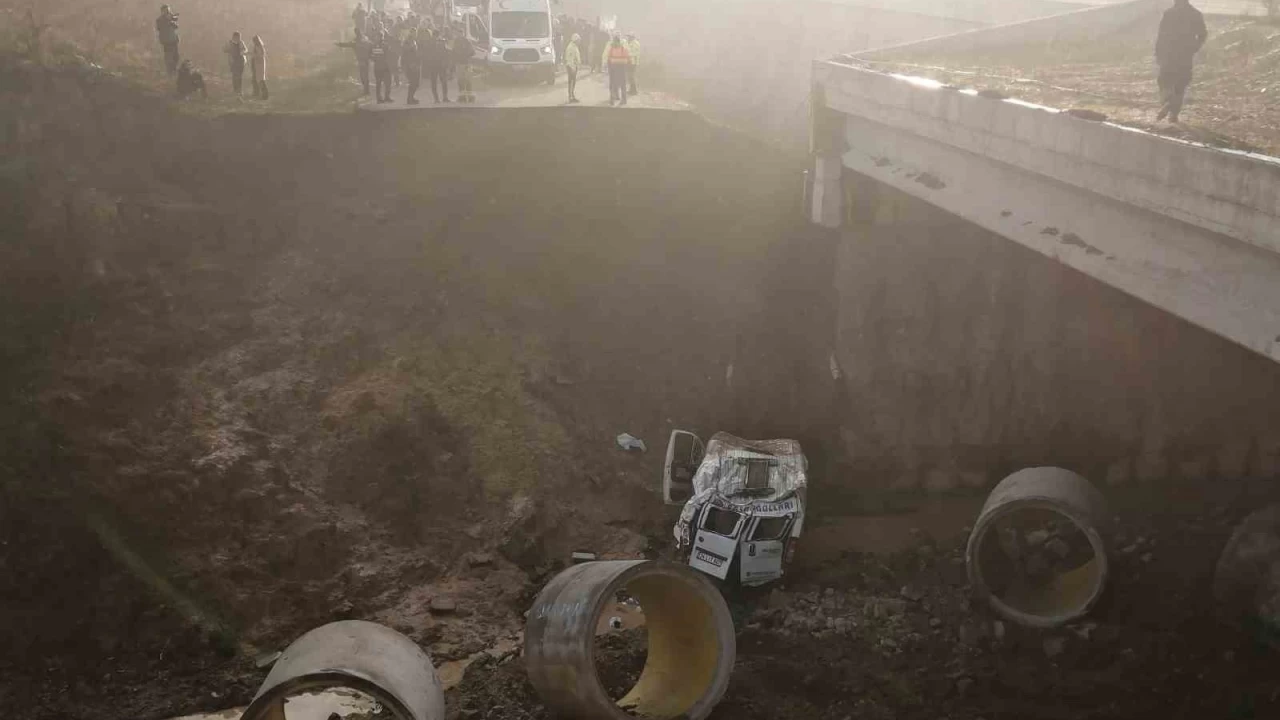 Tuzla'da servis minibüsü dereye uçtu: 2 ölü, 13 yaralı