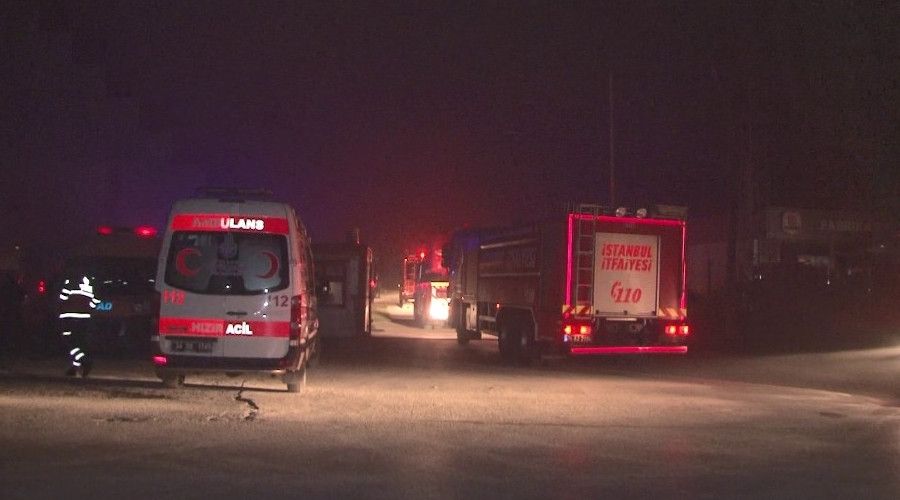 Tuzla'da yangının çıktığı fabrikadan yaralı bir işçi çıkarıldı