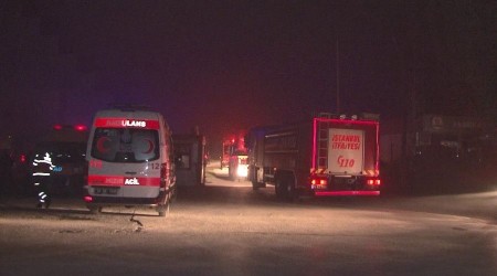 Tuzla'da yangının çıktığı fabrikadan yaralı bir işçi çıkarıldı