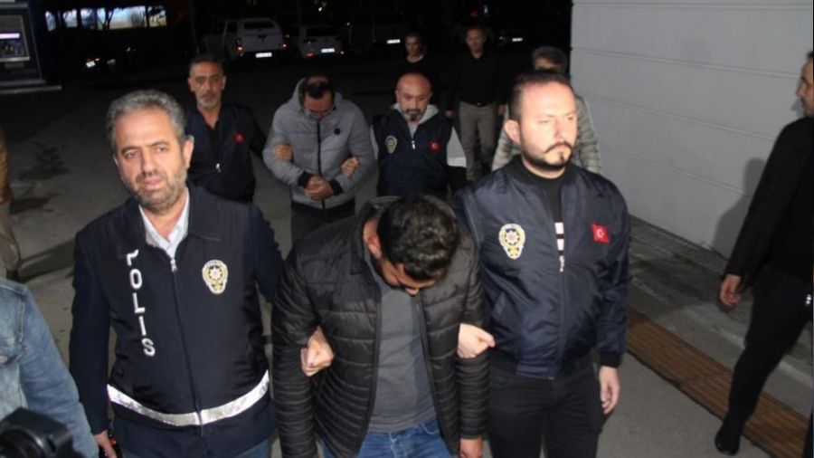 Üniversiteli kızlara içi su dolu balon atan şahıslar tahliye edildi