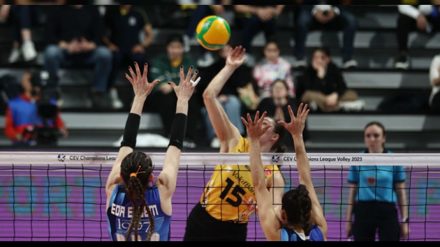 VakıfBank zoru başardı! Finalde Türk derbisi