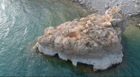 Van Gl'nde sularn ekilmesiyle kaya mezar ve odalar gn yzne kt