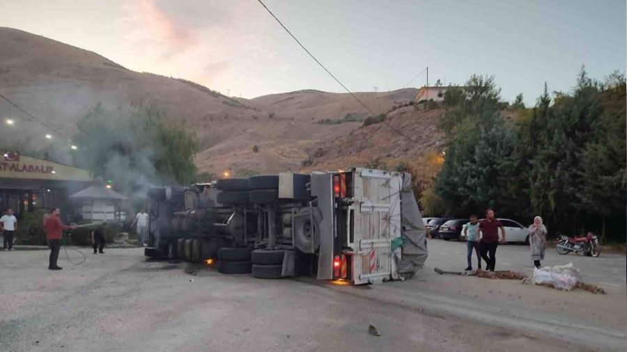 Viraj� alamayan kamyon yan yatt�: 5 yaral�