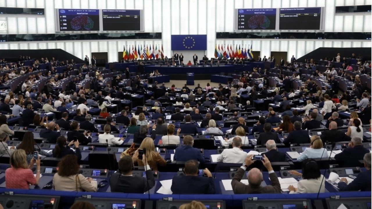 Von der Leyen, güvensizlik oylamasından geçti