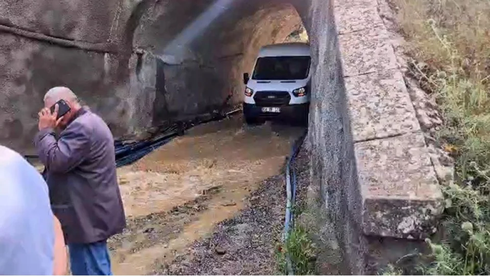 Ya��� sonras� alt ge�idi su bast�: Minib�s mahsur kald�
