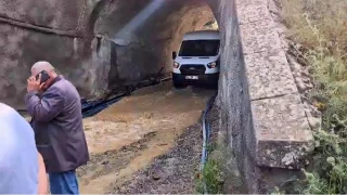 Ya��� sonras� alt ge�idi su bast�: Minib�s mahsur kald�
