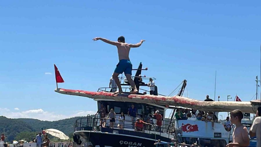 Ya�l� direkten T�rk bayra��n� alana 30 bin lira de�erinde �d�l