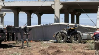 Yakla��k 15 tonluk beton blok alt�nda kald�lar: 1 �l�, 1 yaral�