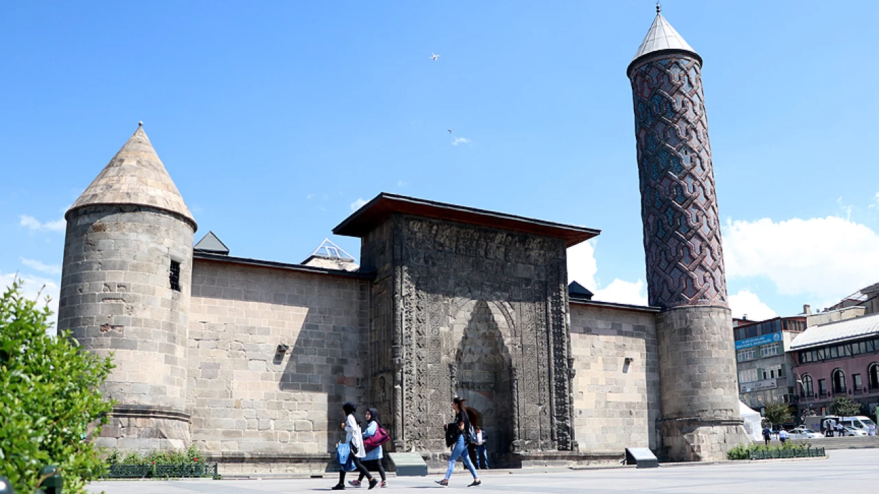 Yakutiye Medresesi: Tarihi, mimari �zellikleri ve k�lt�rel miras�