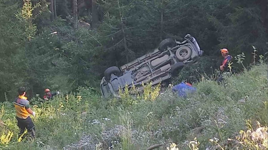 Yama�tan yuvarlanan a�a� kamyonete �arpt�