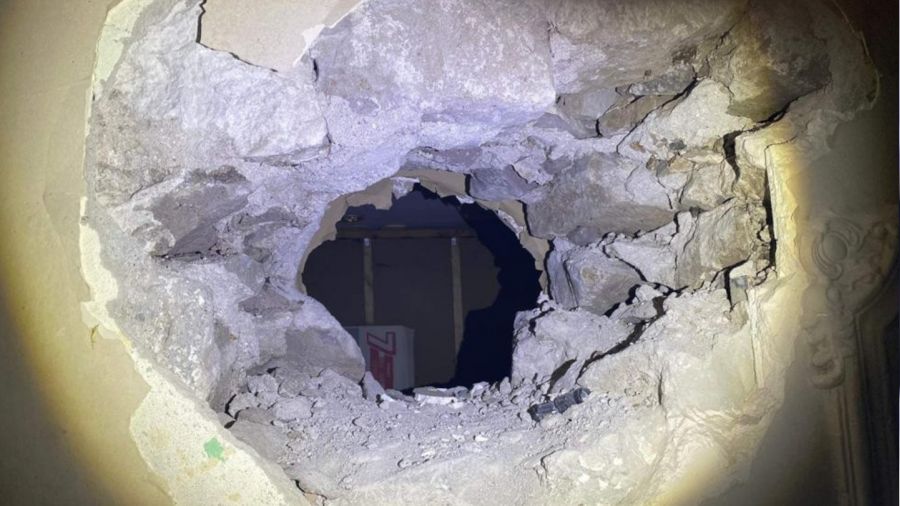 Yan dükkanın duvarını kırıp kuyumcuya girdi, 900 bin liralık altın çaldı