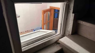 Yaşlı kadının ağzını bantlayıp altınları çaldı