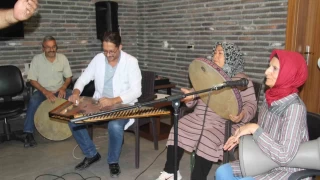 Yaşlılar bu merkezde hayata bağlanıyor