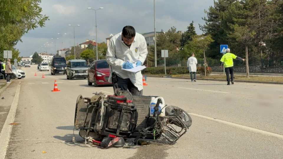 Yaya ge�idinde kar�� �eride ge�en motorlu bisiklete �arpt�: 1 �l�