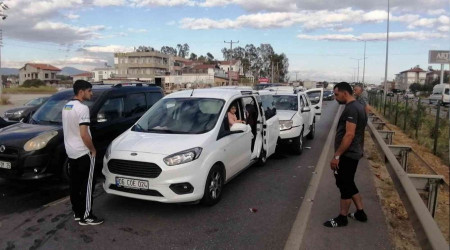 Yayaya yol vermek isterken zincirleme kazaya neden oldular