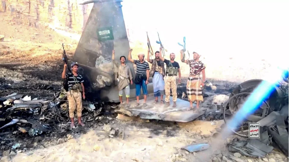 Yemen'deki sava���lar, d�n Yemen'in Marib kenti �zerinde Suudi Arabistan'a ait bir F-15 sava� u�a��n� d���rd�klerini iddia etmi�ken, bug�n sabaha kar�� enkaz g�r�nt�lerini yay�mlad�