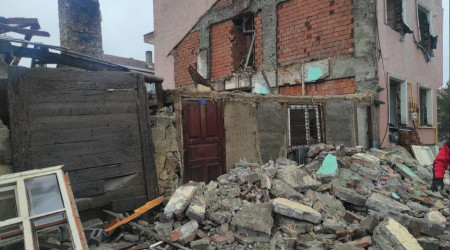 Yıkım kararı verilen evde 2 kişi göçük altında kaldı