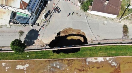 Yol çöktü devasa çukur oluştu