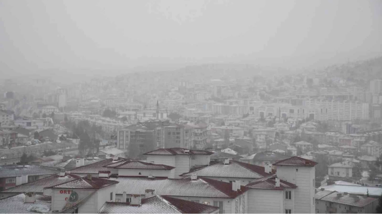 Yozgat'ta başlayan kar yağışı sevinçle karşılandı
