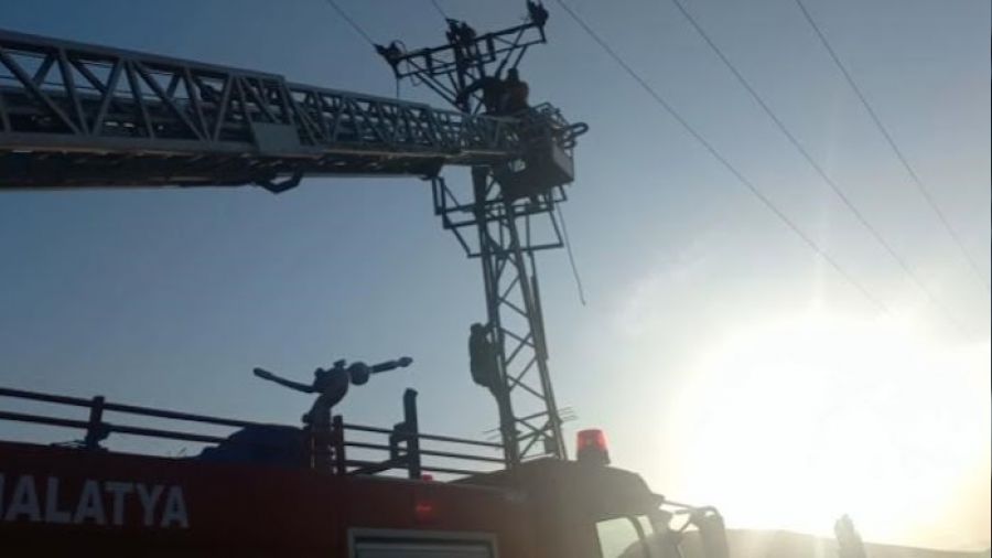 Yüksek gerilim hattında akıma kapıldı