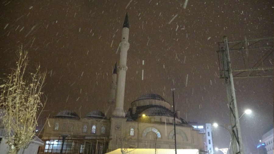 Yüksekova’da beklenen kar yağışı vatandaşları sevince boğdu