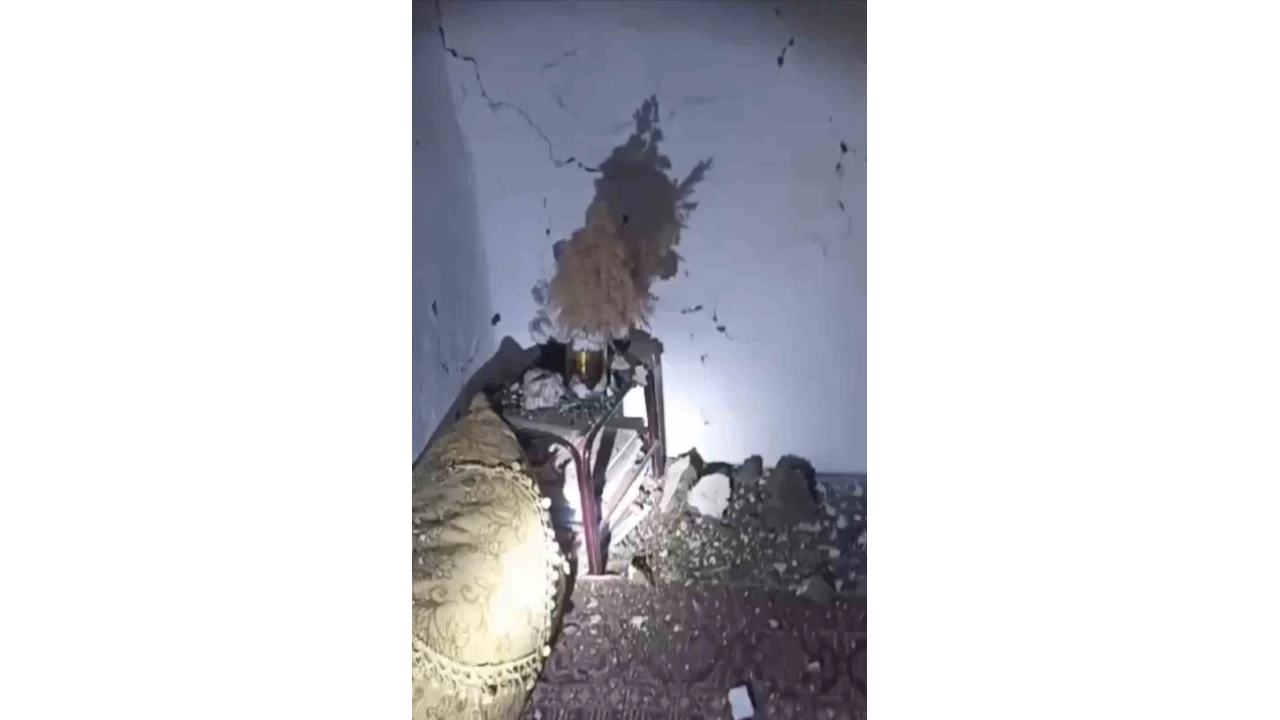 Y�ksekova'da deprem sonras� evlerde �atlaklar meydana geldi