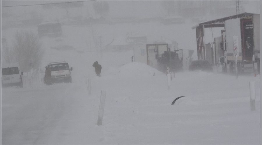 Y�zlerce ara� tipide mahsur kald�