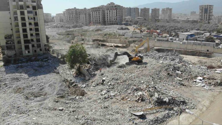 Y�zlerce ki�iye mezar olan R�nesans Rezidans'�n son blo�u da y�k�ld�