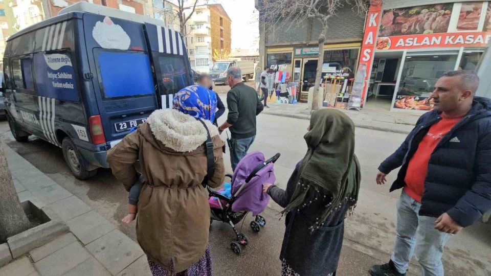 Zab�tay� g�ren dilenciler camiye ka��p cemaatin aras�na kar��t�