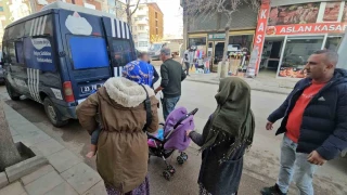 Zab�tay� g�ren dilenciler camiye ka��p cemaatin aras�na kar��t�