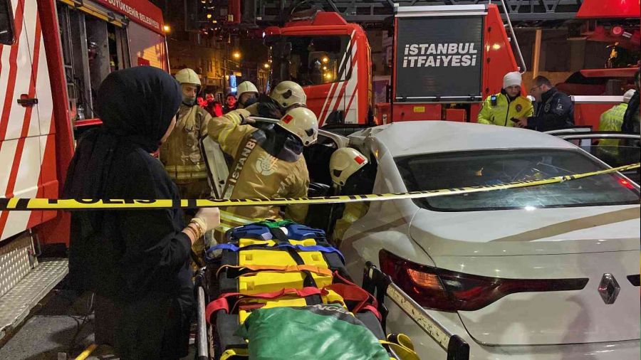 Zeytinburnu'nda tramvay ile otomobil çarpıştı