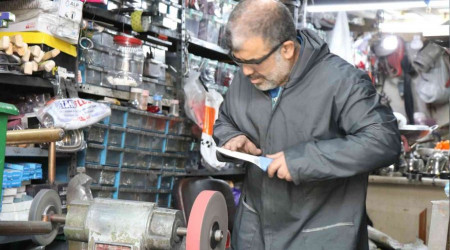 16 metrekare dükkanda mesleğini yaşatıyor
