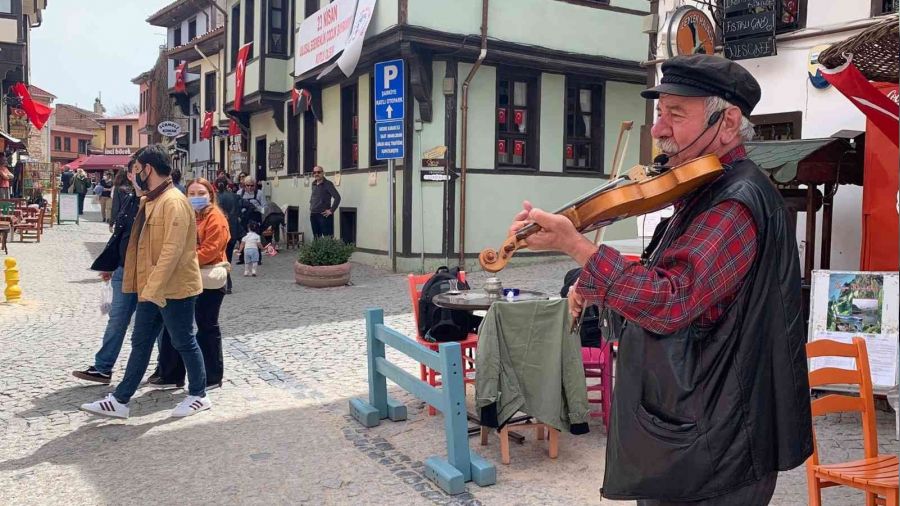 23 Nisan'ı Atatürk'ün sevdiği şarkılarla kutladı