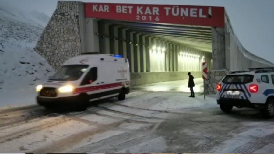 3 bin rakımlı Karabet Geçidi'nde kar yağışı