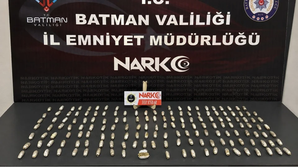 4 yolcunun midesinden 2  kilo 700 gram uyu�turucu ��kt�