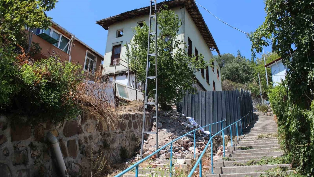 6 yldr kapal olan tarihi camide bekleyi sona erdi