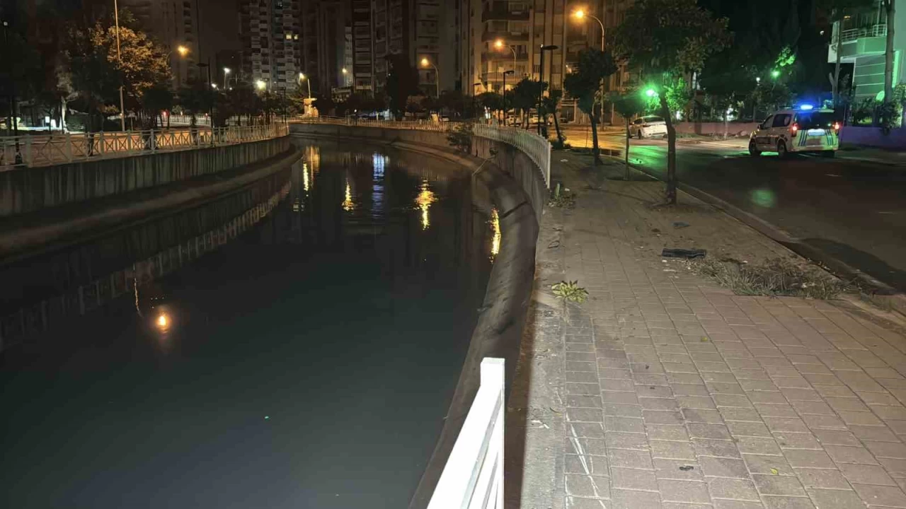 Adana'da otomobil sulama kanalına düştü