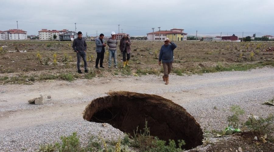 Afyon'da endi�e uyand�ran g���k ve yar�klar