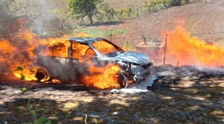 Ağaç artıklarını yaktı, aracı kül oldu