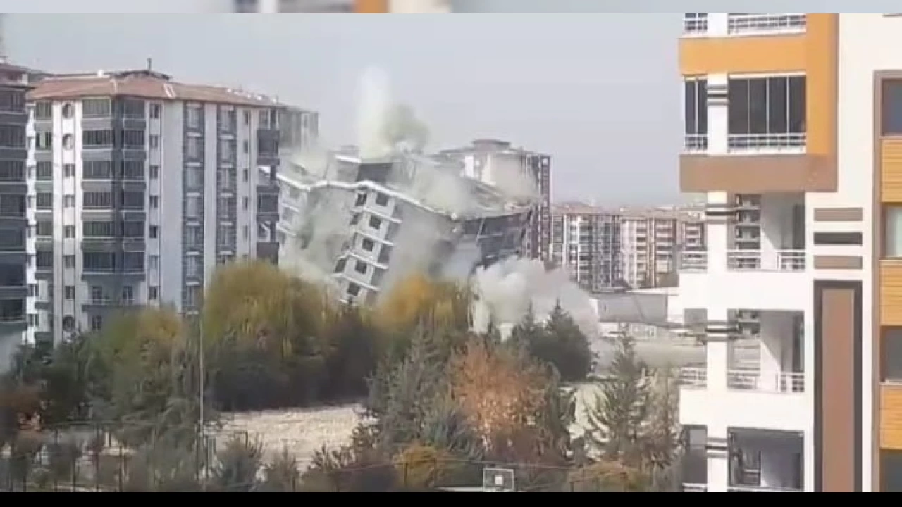 A��r hasarl� 12 katl� bina saniyeler i�erisinde yerle bir oldu