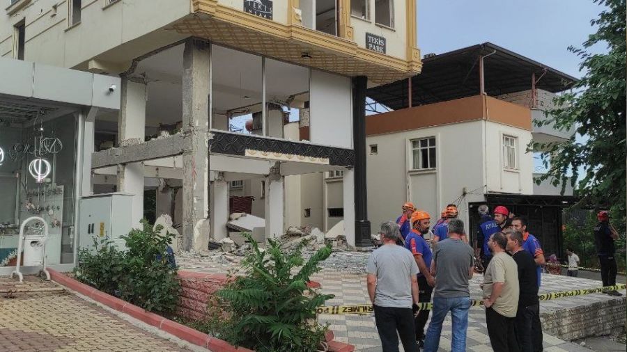 A��r hasarl� binada �l�m g�re g�re geldi