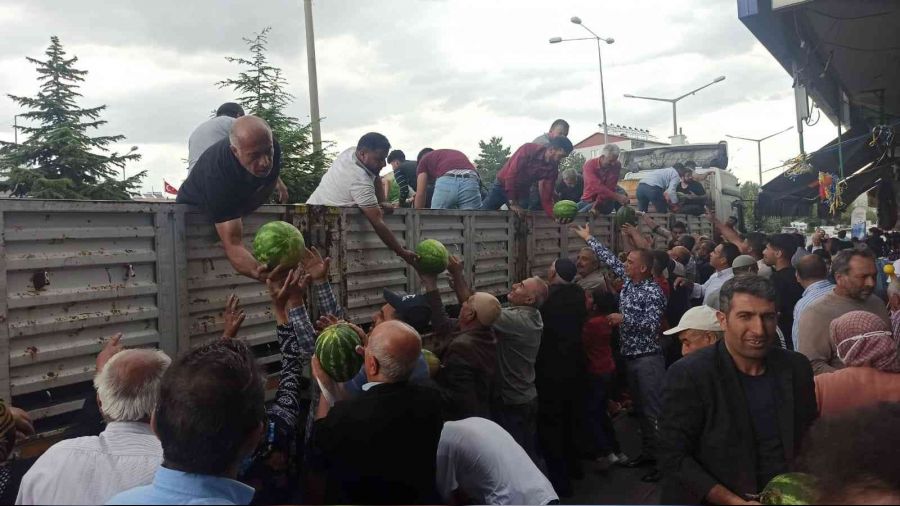 Ahlat'ta bedava karpuz izdihamı
